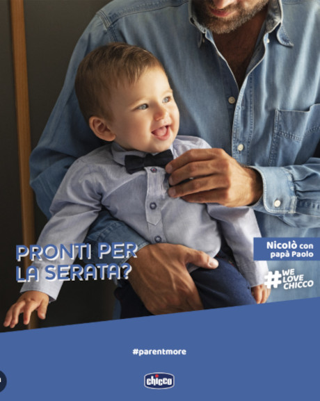 Ad cartaceo per il brand Chicco. Un papà tiene in braccio suo figlio di un anno circa vestito con camicia e frac. Il claim recita: "Pronti per la serata?".