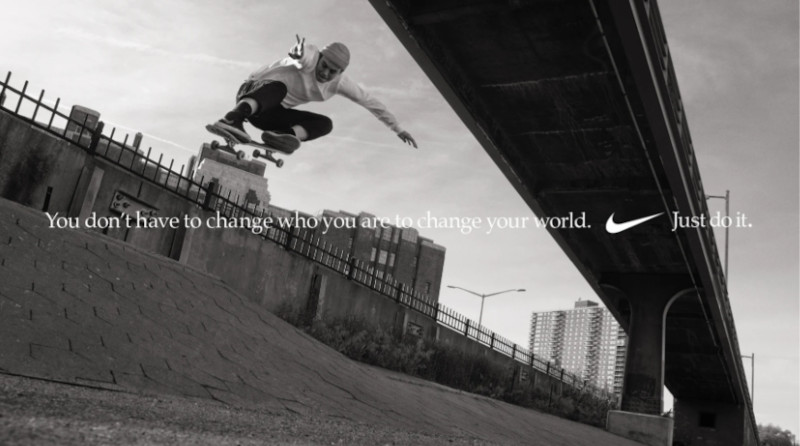 Ad per Nike. Foto in bianco e nero di un ragazzo che salta con lo skateboard. In centro la scritta "You don't have to change who you are to change your world" (Non devi cambiare chi sei per cambiare il tuo mondo).
